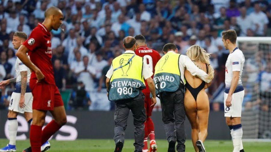 Fotot/ Një vajzë futet në fushë, ndërpret finalen e Champions League