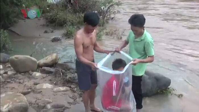 Sakrifica për shkollën, fëmijët futen në qese plastike për të kaluar lumin