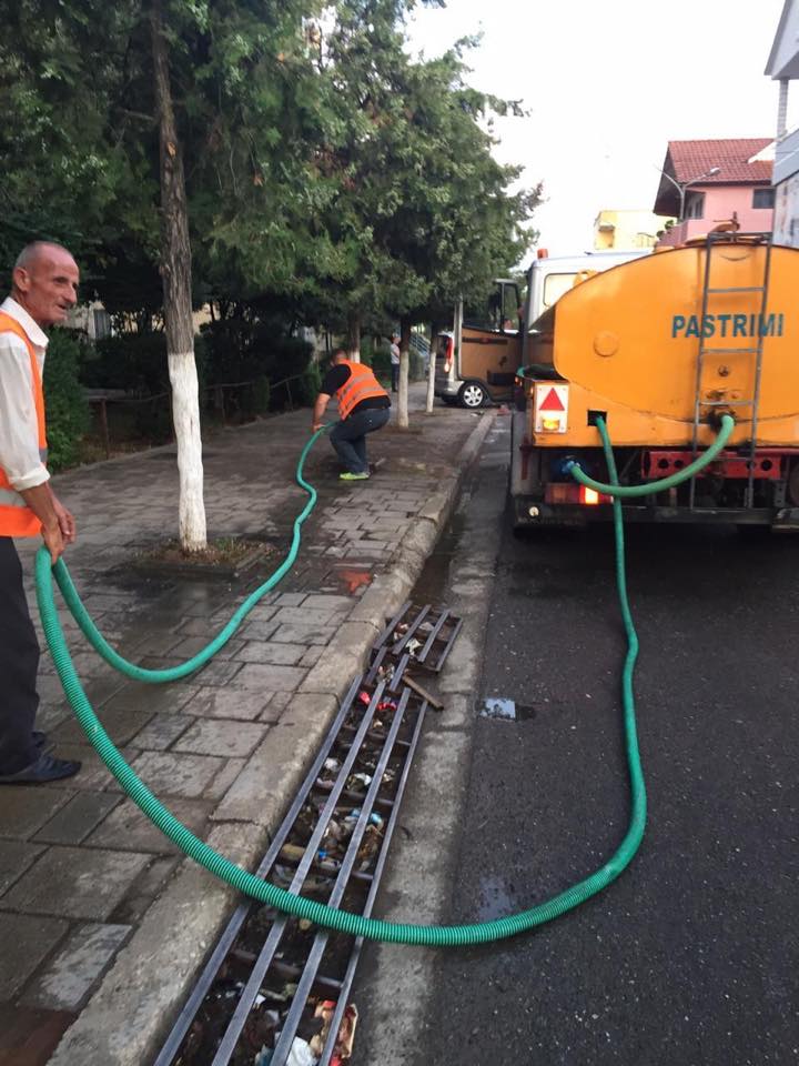 Rama publikon fotot: Asnjë punonjës i opozitës nuk është pushuar nga puna