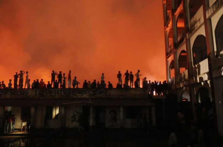 Zjarr në Bangladesh, digjen 15 mijë banesa