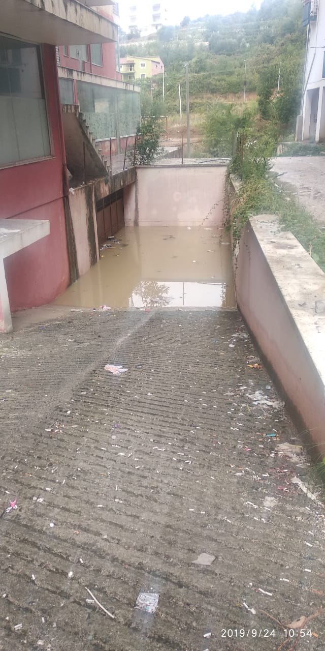 Përmbytjet në Tiranë e në rrethe, qytetarët: Autoritetet nuk përgjigjen