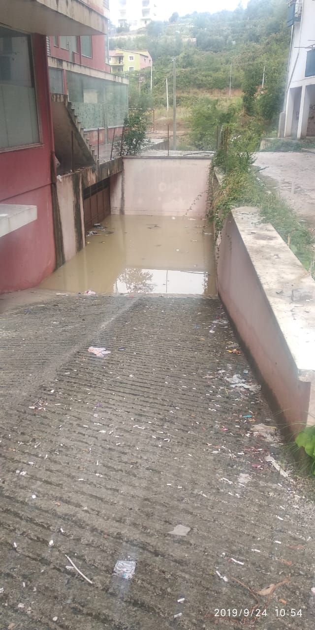 Përmbytjet në Tiranë e në rrethe, qytetarët: Autoritetet nuk përgjigjen