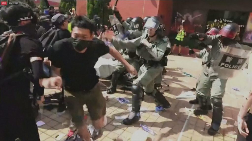 Parada ushtarake në Pekin, në Hong Kong protestuesit përplasen me policinë