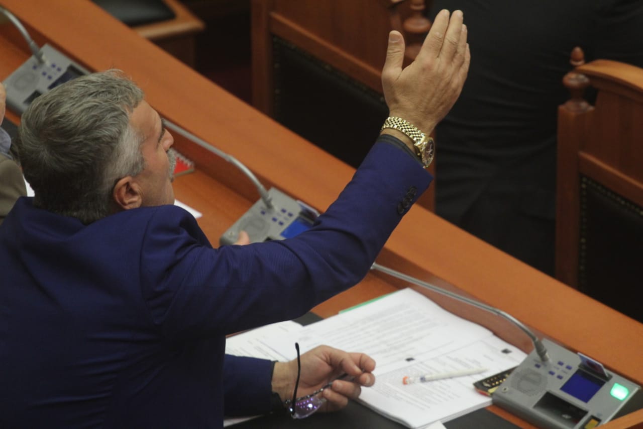 Foto/ Kujtim Gjuzi tregon në Kuvend orën flori me gurë të çmuar