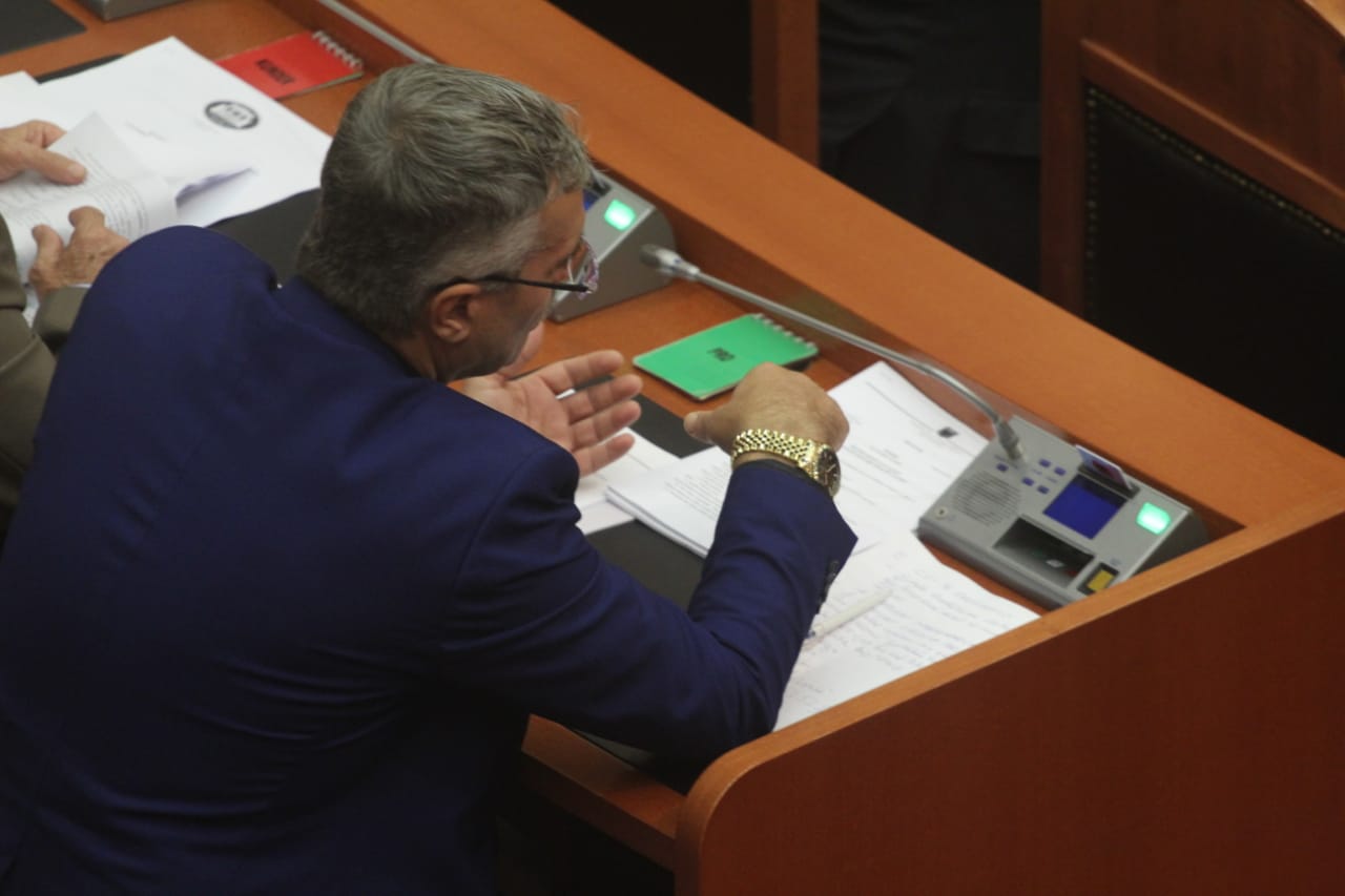 Foto/ Kujtim Gjuzi tregon në Kuvend orën flori me gurë të çmuar