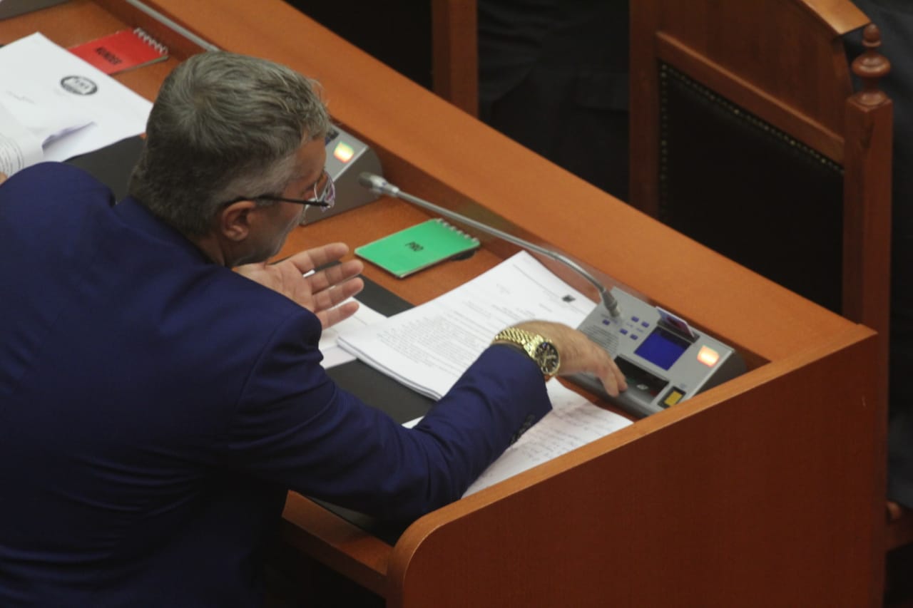 Foto/ Kujtim Gjuzi tregon në Kuvend orën flori me gurë të çmuar