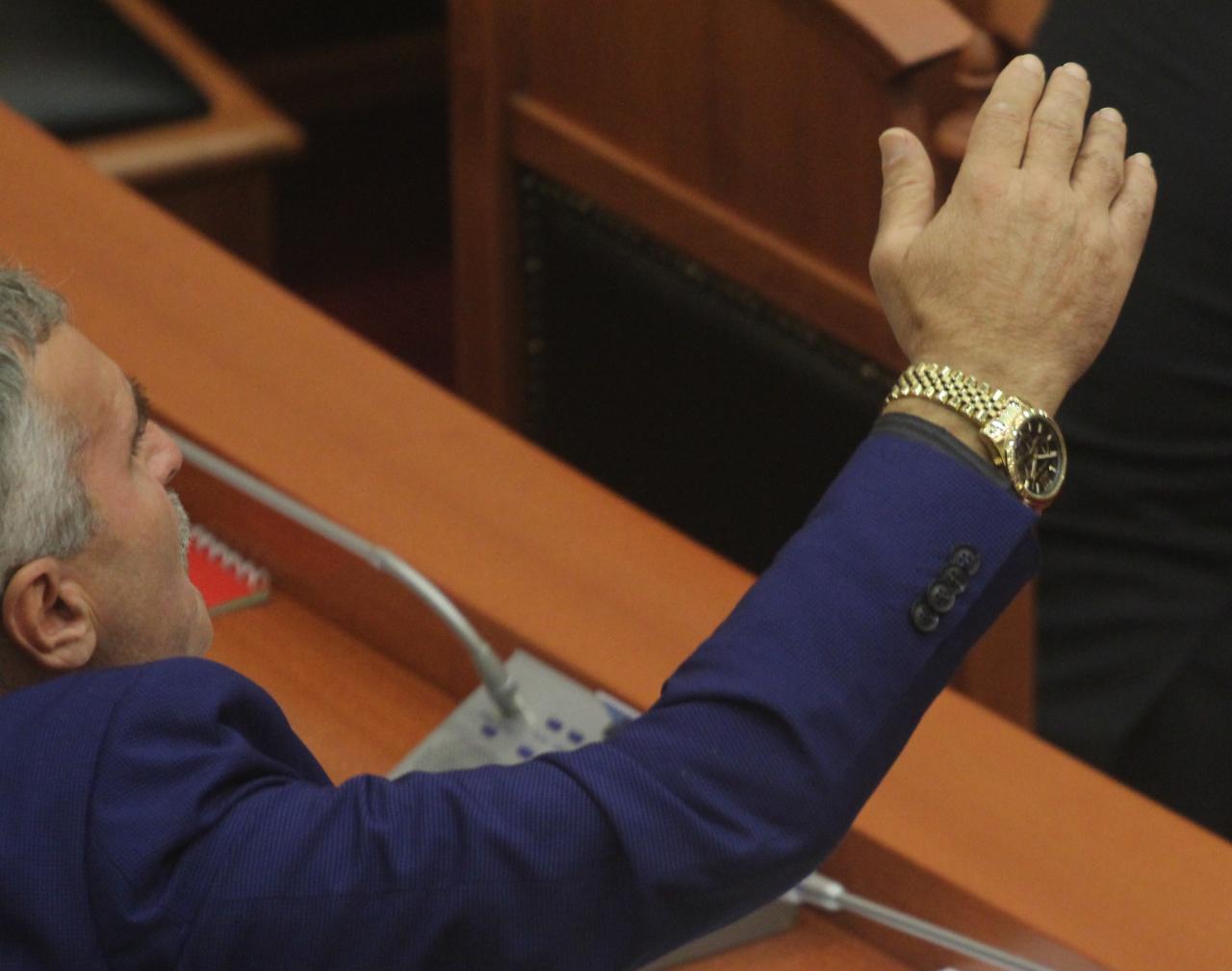 Foto/ Kujtim Gjuzi tregon në Kuvend orën flori me gurë të çmuar