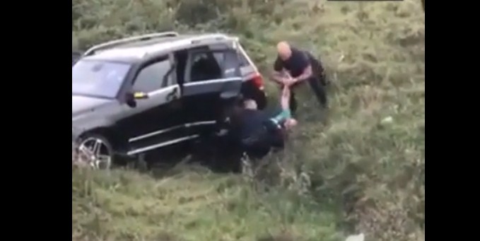 Atentati/Momenti kur prokurori dhe dy të plagosurit nxirren nga makina
