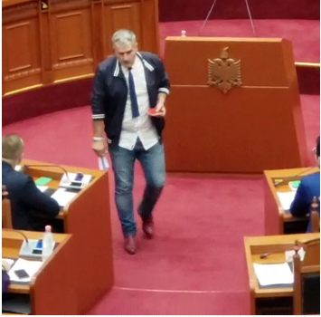 Foto/ Kujtim Gjuzi tregon në Kuvend orën flori me gurë të çmuar