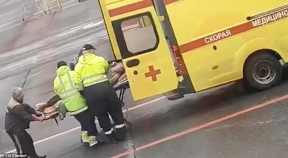 VIDEO/ Lideri i opozitës ruse duke u transportuar pa ndjenja në ambulancë