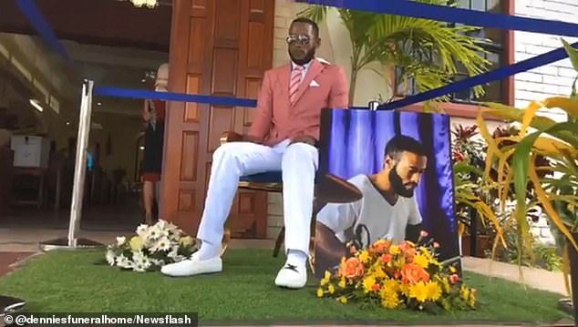 VIDEO/I vdekuri s’pranohet në kishë, e sollën me karrige dhe jo me arkivol