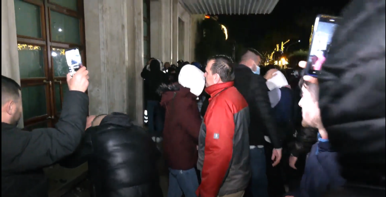 Protesta/ Ndërhyjnë Forcat Speciale, 8 policë të lënduar