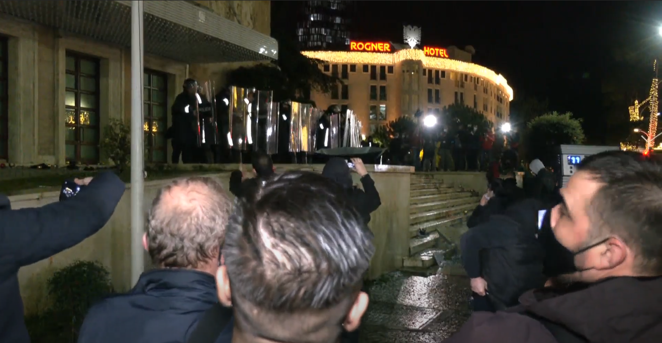 Protesta/ Ndërhyjnë Forcat Speciale, 8 policë të lënduar