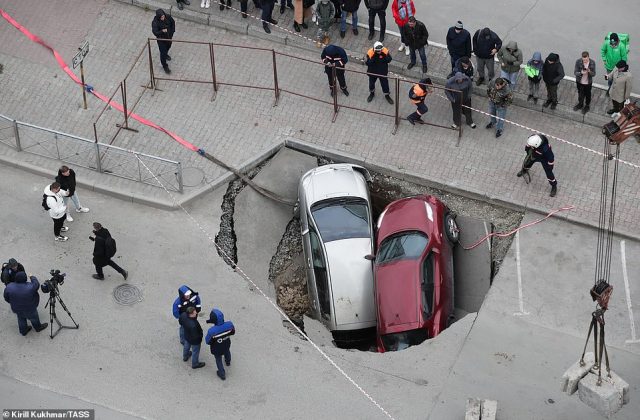 VIDEO/ Makinat fundosen papritur në një gropë me ujë të nxehtë në Rusi