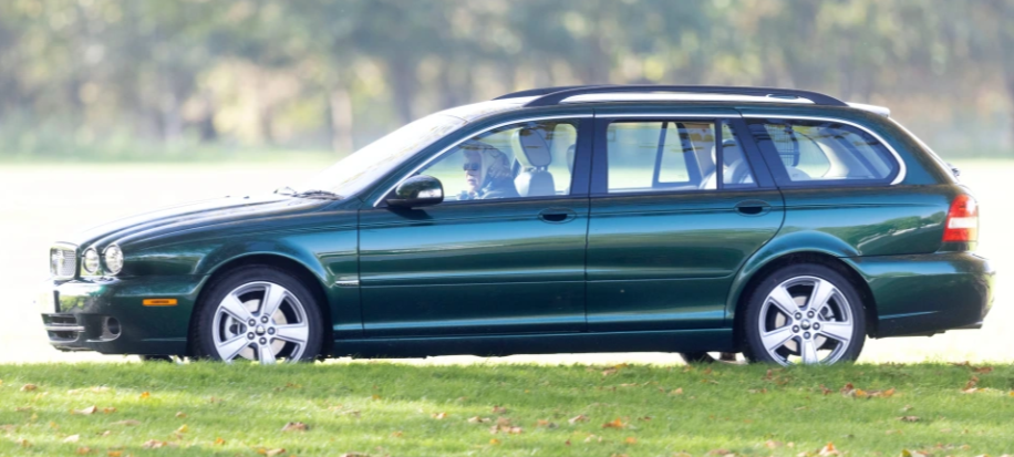 Mbretëresha britanike shihet duke drejtuar një “Jaguari”