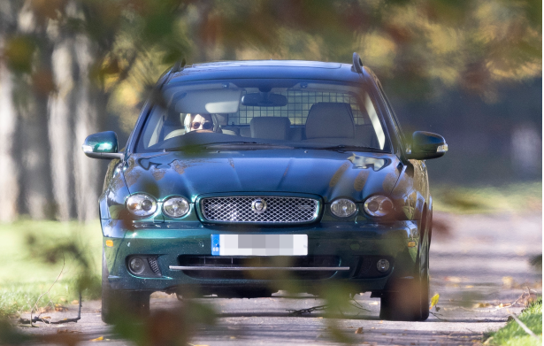 Mbretëresha britanike shihet duke drejtuar një “Jaguari”