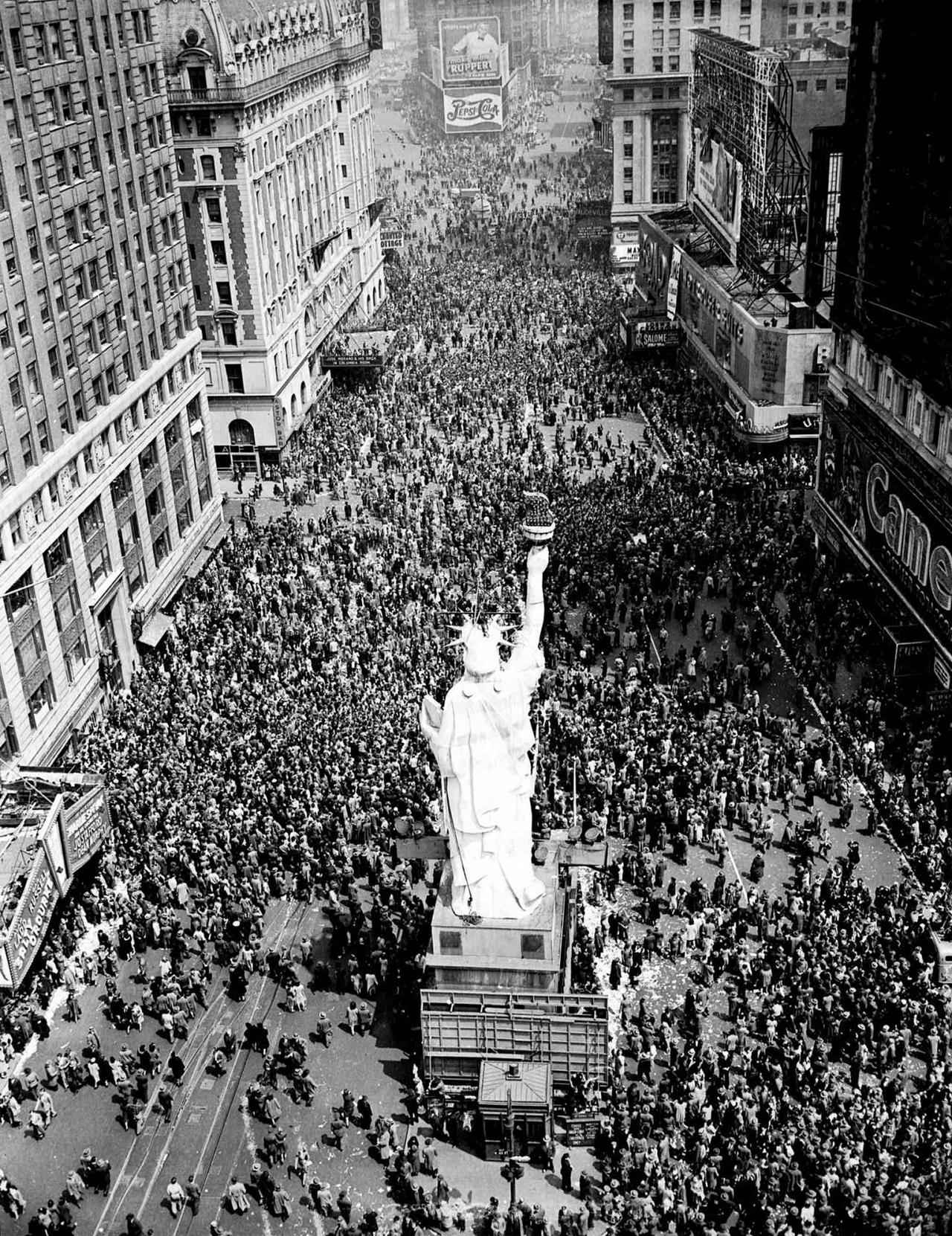 FOTOT/ Si e festoi bota Ditën e Fitores më 8 maj 1945