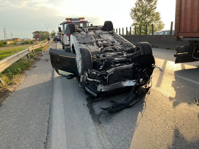Tjetër aksident, “Audi” përmbyset në autostradën Tiranë-Durrës