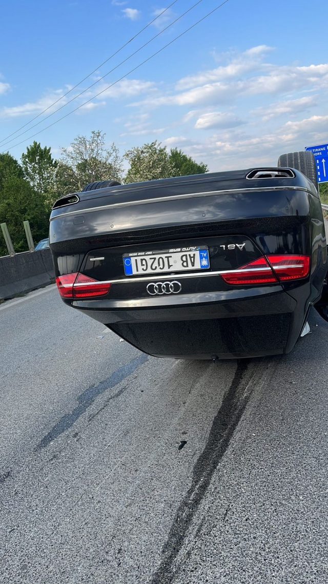 Tjetër aksident, “Audi” përmbyset në autostradën Tiranë-Durrës