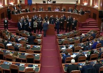 U përjashtuan nga Kuvendi, deputetët e PD kërkojnë pezullimin e vendimit