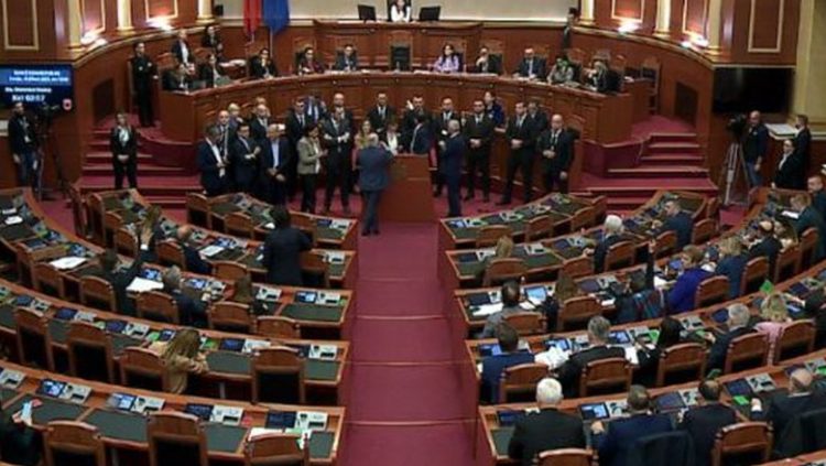 U përjashtuan nga Kuvendi, deputetët e PD kërkojnë pezullimin e vendimit