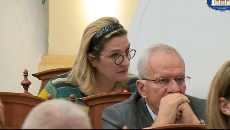 Açka në Kuvend: Në këtë kopsht zoologjik, Rama është hiena, kontrolloni kafazin tuaj