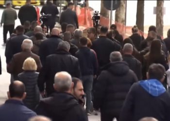 Mbyllet protesta e opozitës para Kuvendit, Berisha: Revolucioni vazhdon