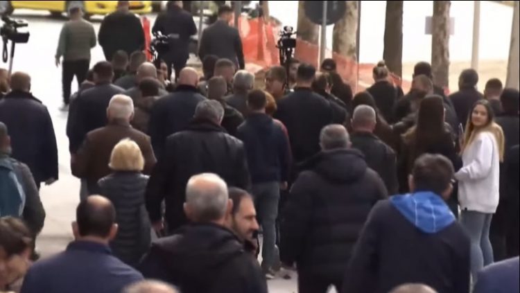 Mbyllet protesta e opozitës para Kuvendit, Berisha: Revolucioni vazhdon