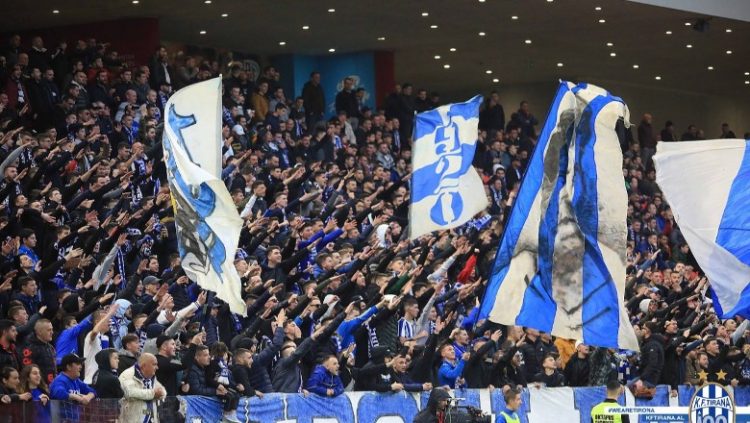 Teuta e mposhti në shtëpi, tifozët e Tiranës i dëmtojnë autobusin