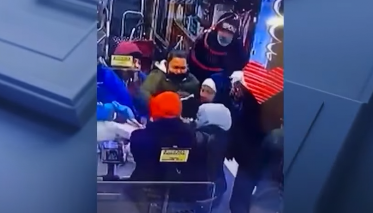 VIDEO/ Nëna dhe vajzat e saj dhunojnë shitësen në SHBA