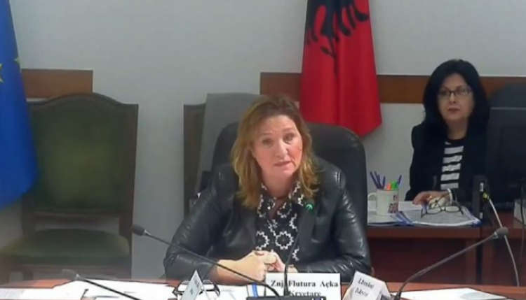Açka: Më e ndershme të shkruaje për Enverin, sesa poezi lirike për Berishën dhe Ramën sot