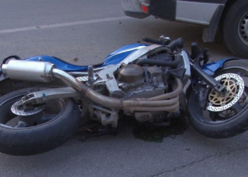 Përplaset me një makinë, plagoset 30-vjeçari me motor në Vlorë