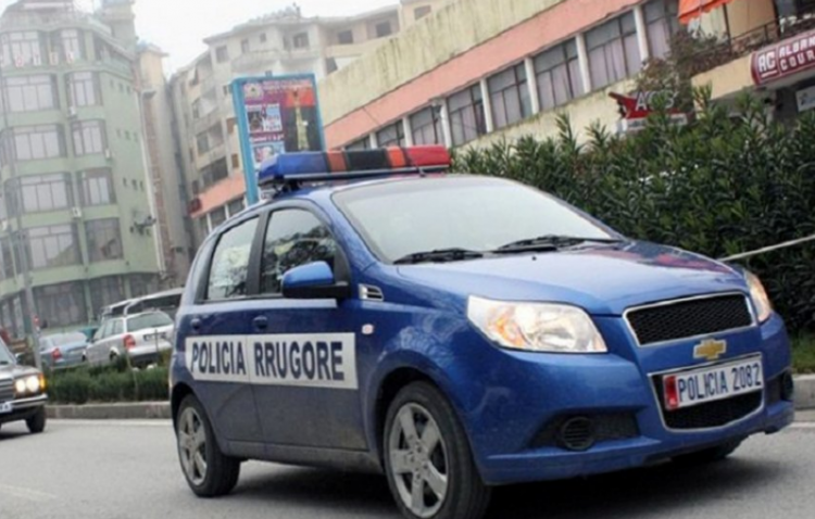 Tiranë/ Arrestohen 19 shoferë, 107 të tjerëve iu hiqet patenta nga policia