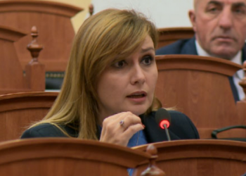 Tabaku: E papranueshme që gratë deputete të shtyhen nga Garda