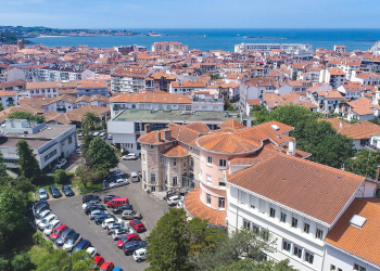 Sulmohet me thikë nga nxënësi i saj, ndërron jetë një mësuese në Francë