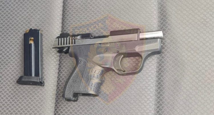 Qarkullonin me pistoletë dhe çekiçë, 3 të arrestuar në Tiranë