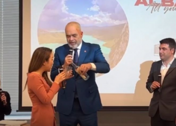 Video/ Rama qeras me raki zyrtarët japonez: Për tre minuta do telefononi bashkëshortin