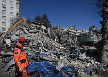 Turqia nis hetime për 612 persona pas tërmeteve vdekjeprurëse