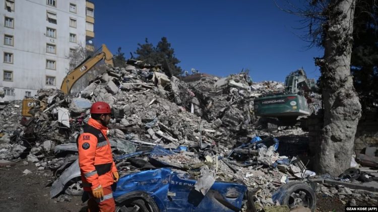 Turqia nis hetime për 612 persona pas tërmeteve vdekjeprurëse