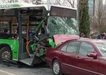 Pamje të rënda. Përplasja e autobusit të “Unazës” me disa mjete, 3 të lënduar