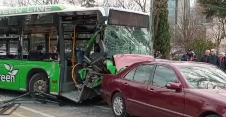 Pamje të rënda. Përplasja e autobusit të “Unazës” me disa mjete, 3 të lënduar
