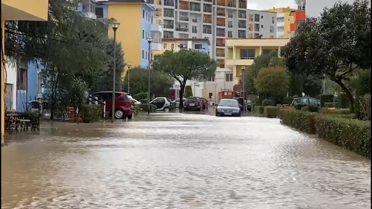 Përmbyten disa lagje në Lezhë
