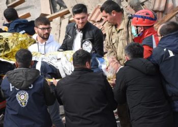 Tërmeti goditi përsëri sot Turqinë, babë e bijë nxirren nga rrënojat e qendrës tregtare