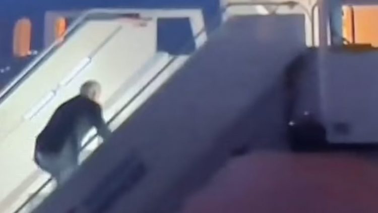 VIDEO/ Biden rrëzohet sërish në shkallët e avionit