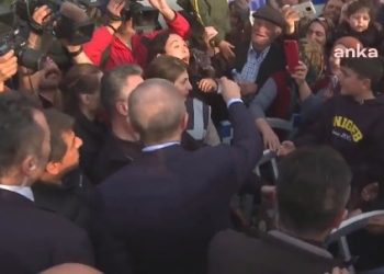 VIDEO/ Erdogan u jep para në dorë fëmijëve në zonat e goditura nga tërmeti