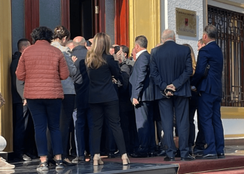 “Mos prek me dorë ti ore!”, çfarë ndodhi para dyerve të Kuvendit