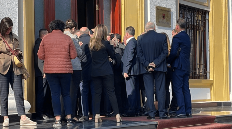 “Mos prek me dorë ti ore!”, çfarë ndodhi para dyerve të Kuvendit