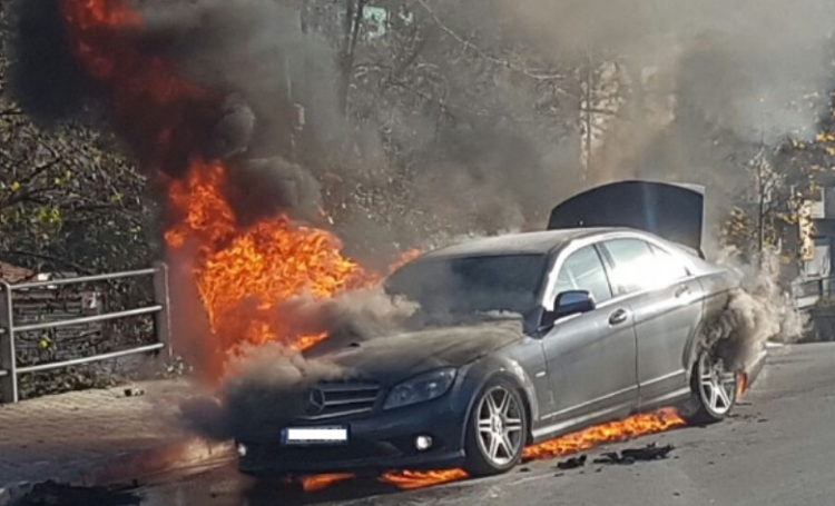 Shkrumbohet “Benzi” në Elbasan, dëmtohen dhe dy makina të tjera