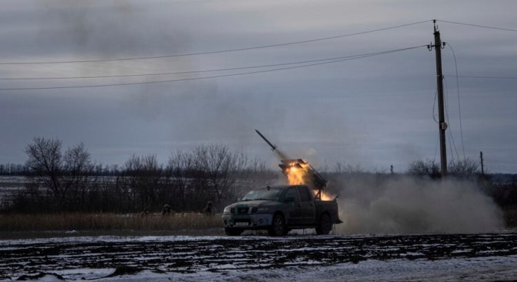 Kina: Dërgimi i armëve në Ukrainë nuk do të sjellë paqe