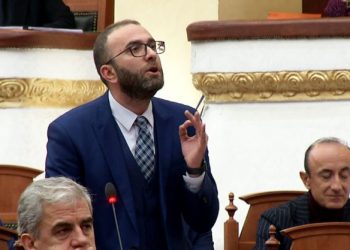 Votimi i projektligjeve në Kuvend, Bardhi: Të anulohen, nuk kanë kuorum